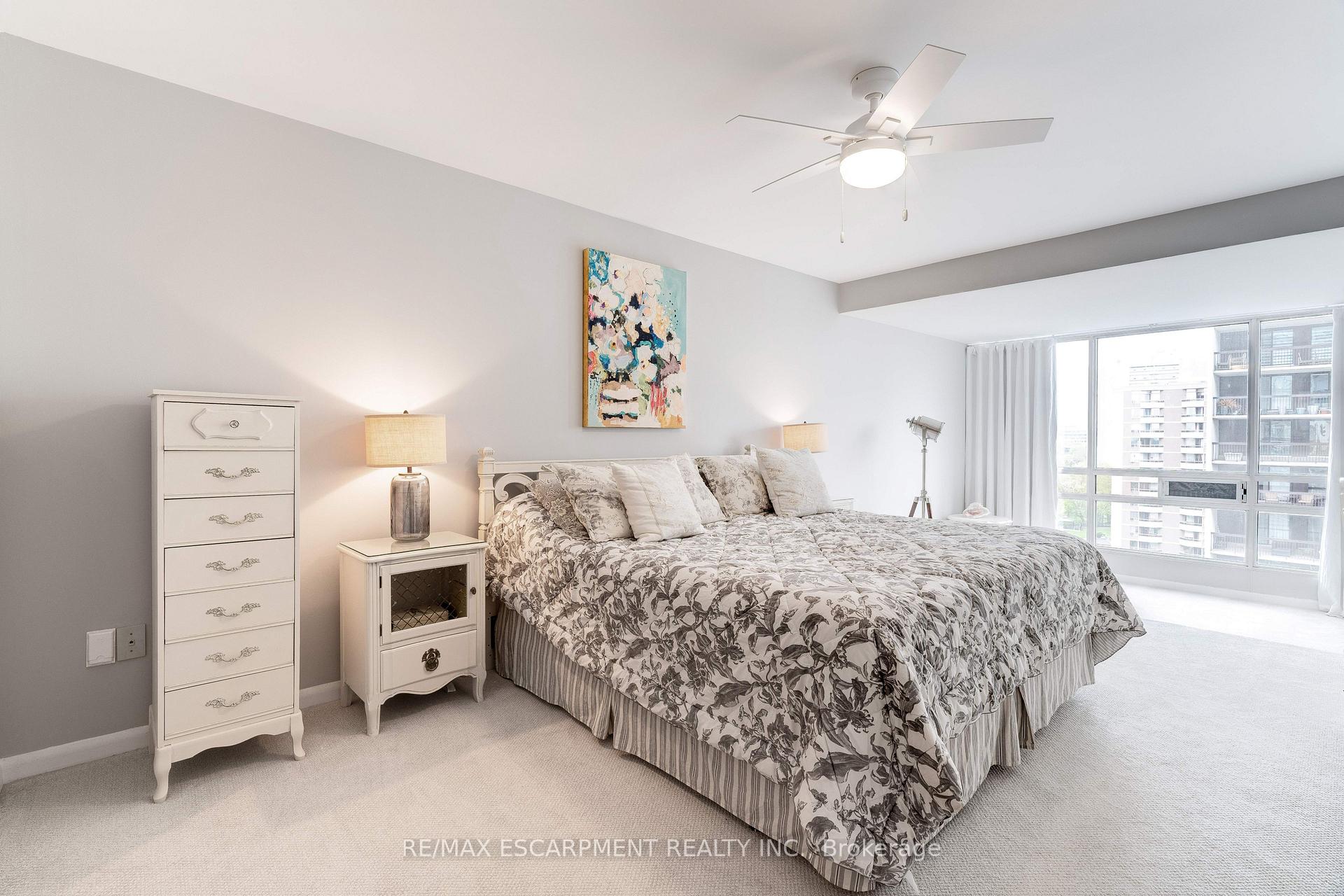 3 Bedrooms Condo at 2175 Marine, Oakville For sale