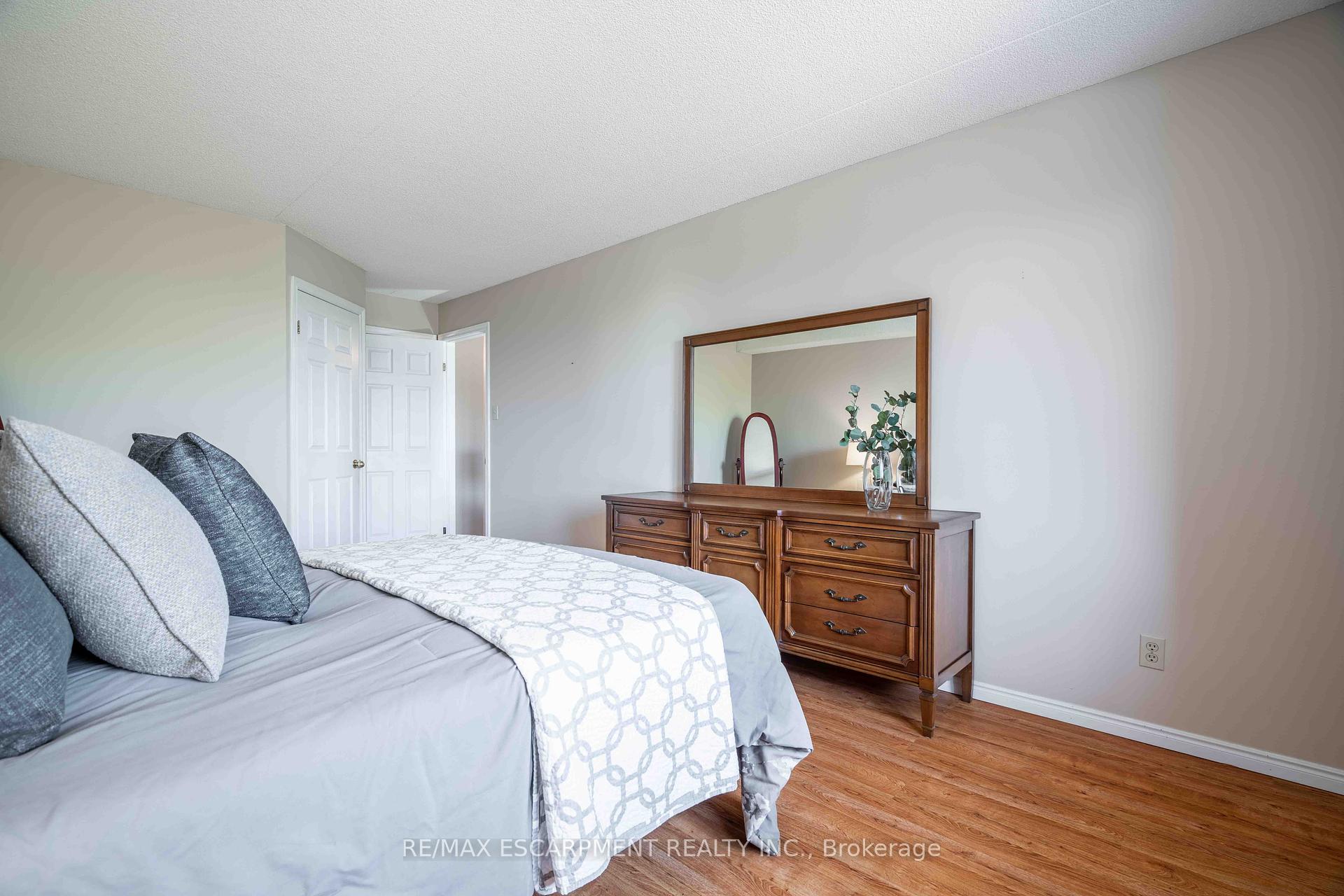 2 Bedrooms Condo at 416 Limeridge, Hamilton For sale