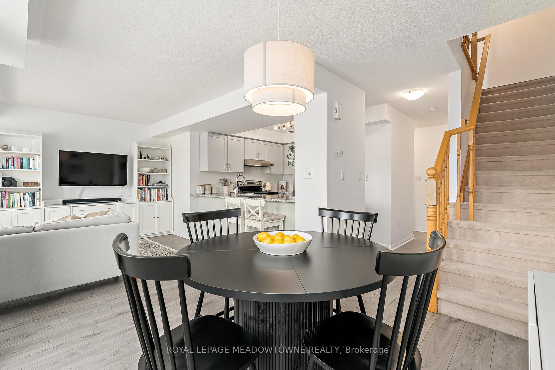 2 Bedrooms Condo at 2614 Dashwood, Oakville For sale