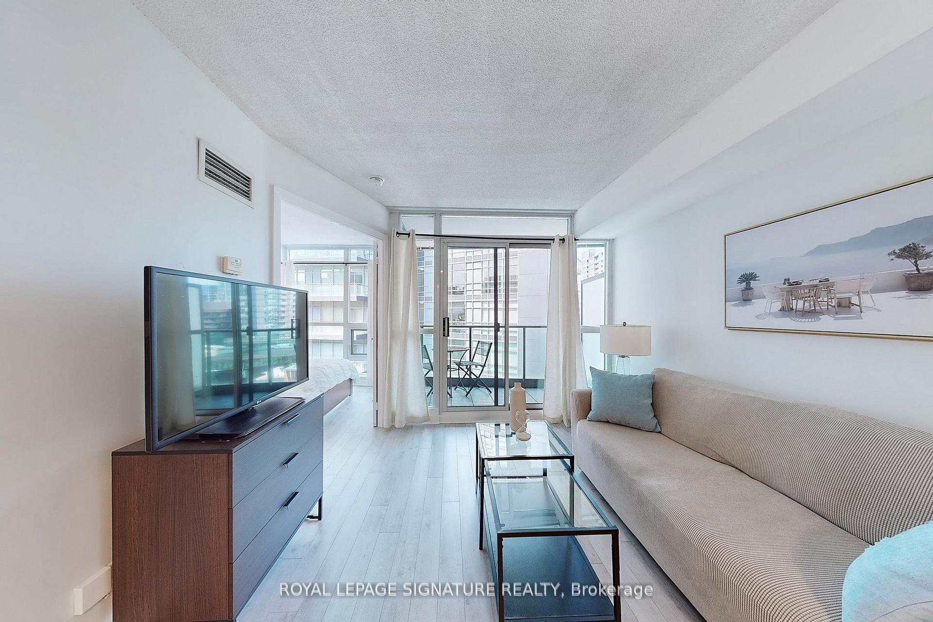 2 Bedrooms Condo at 600 Fleet, Toronto For sale
