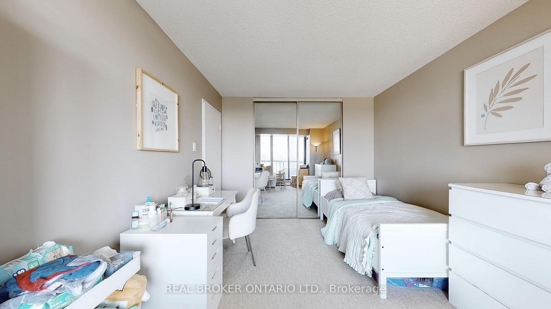 2 Bedrooms Condo at 7440 Bathurst, Vaughan For sale