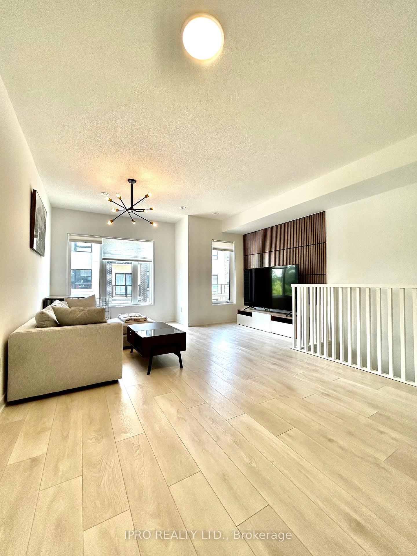 3 Bedrooms Condo at 1095 Cooke, Burlington For sale