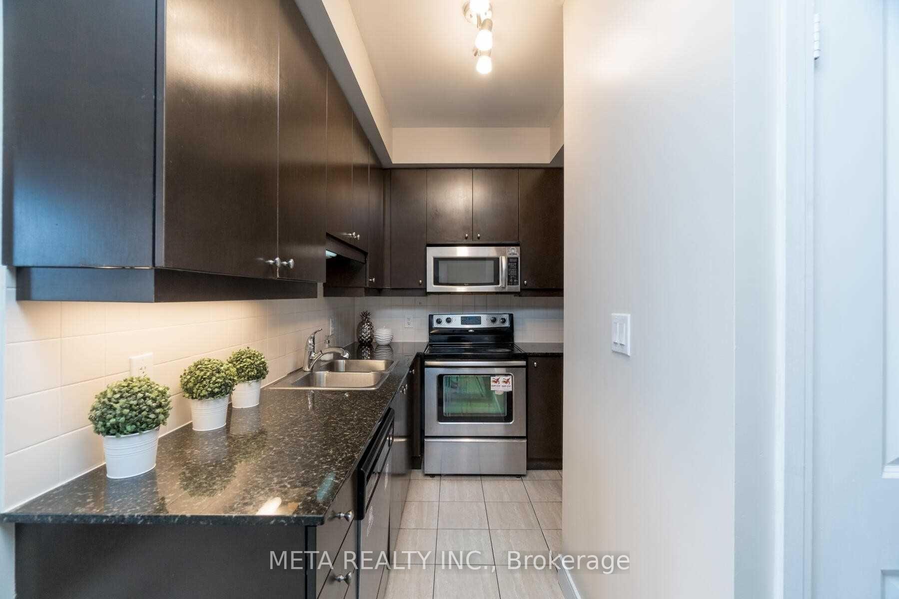 2 Bedrooms Condo at 50 Absolute, Mississauga For sale