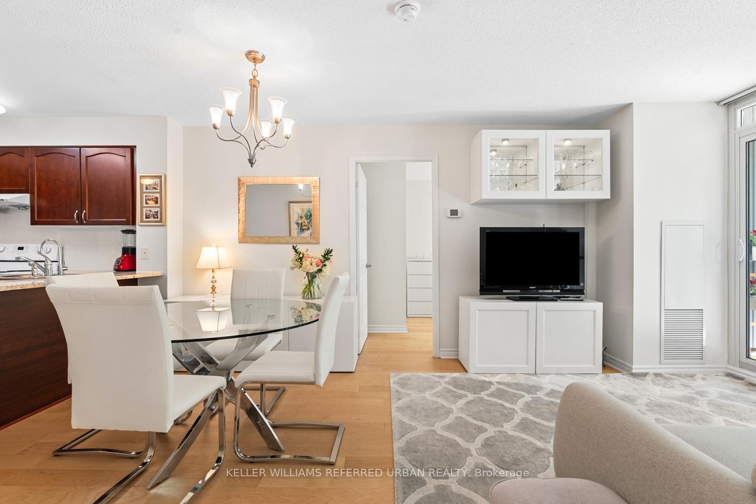 2 Bedrooms Condo at 35 Hollywood, Toronto For sale