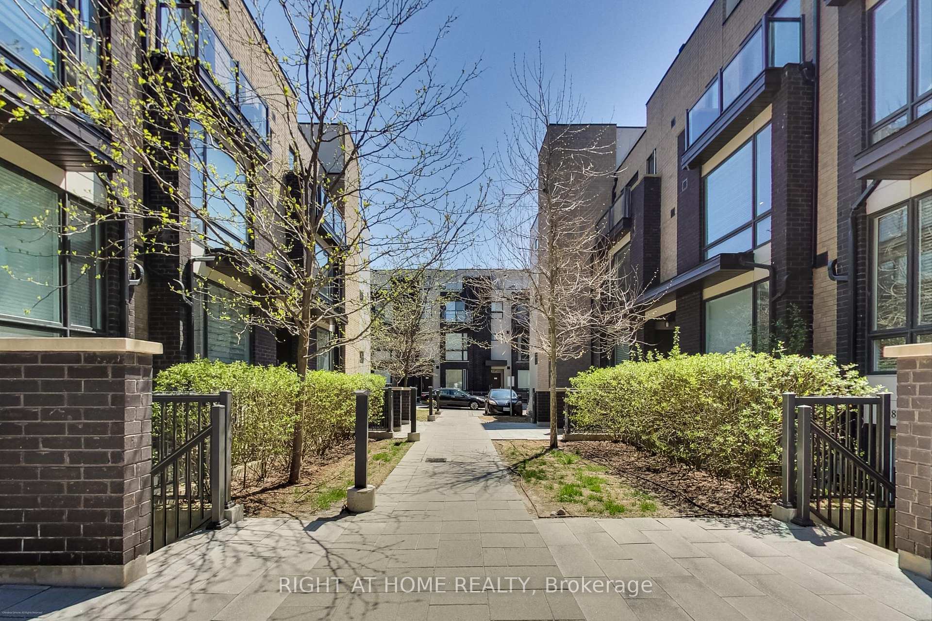 2 Bedrooms Condo at 30 Fieldway, Toronto For sale