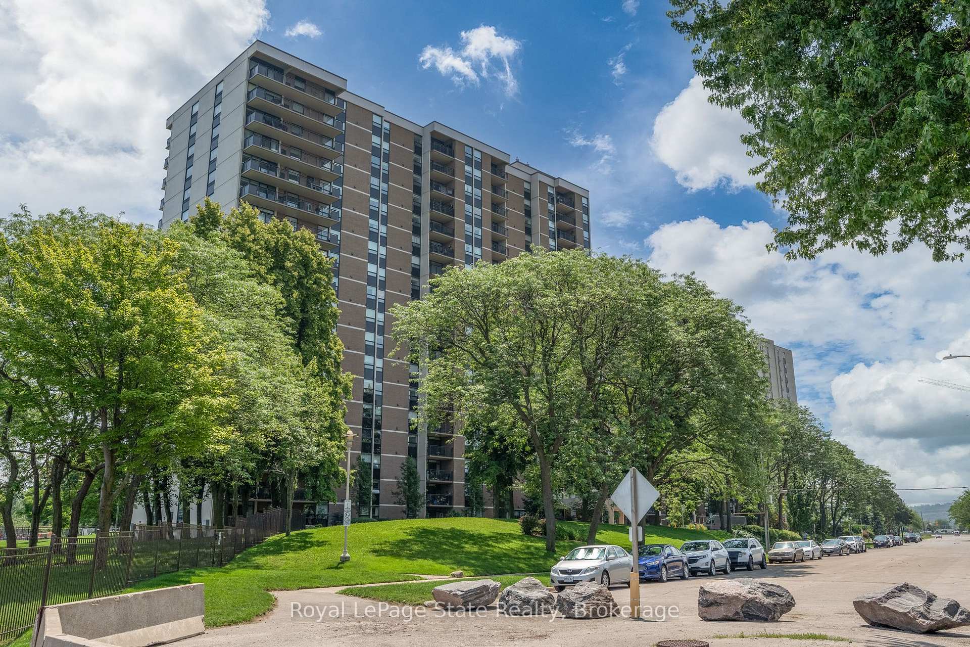 2 Bedrooms Condo at 500 Green,  Hamilton For sale