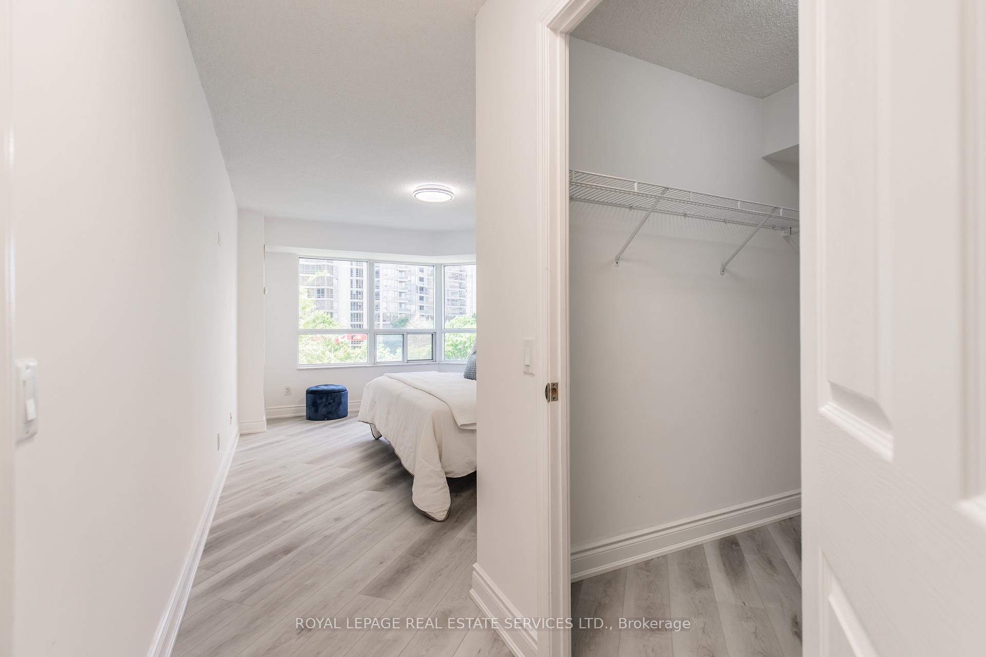 3 Bedrooms Condo at 25 Kingsbridge Garden, Mississauga For sale