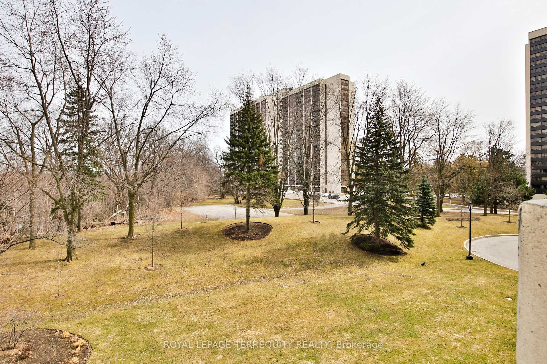 2 Bedrooms Condo at 75 Wynford Heights, Toronto For sale