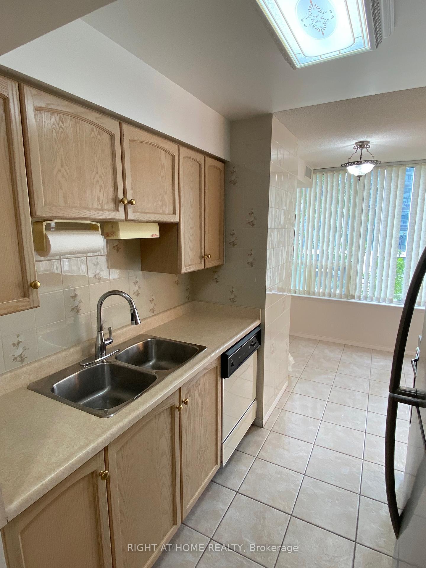 3 Bedrooms Condo at 330 Rathburn, Mississauga For sale