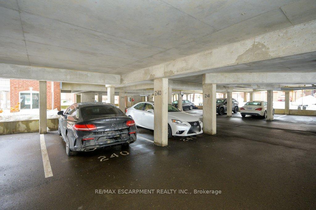 3 Bedrooms Condo at 101 Bristol, Mississauga For sale
