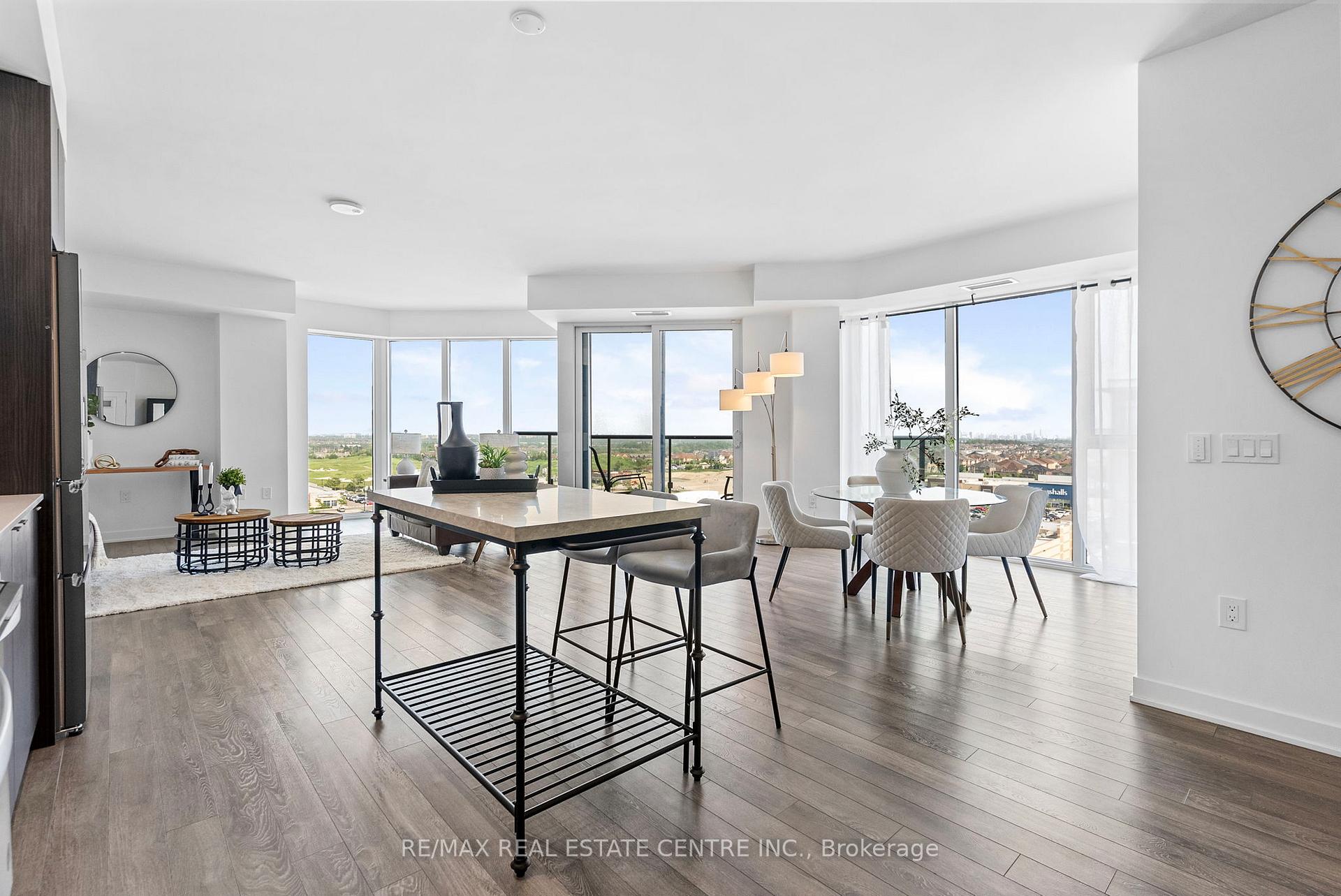 3 Bedrooms Condo at 100 Eagle Rock, Vaughan For sale