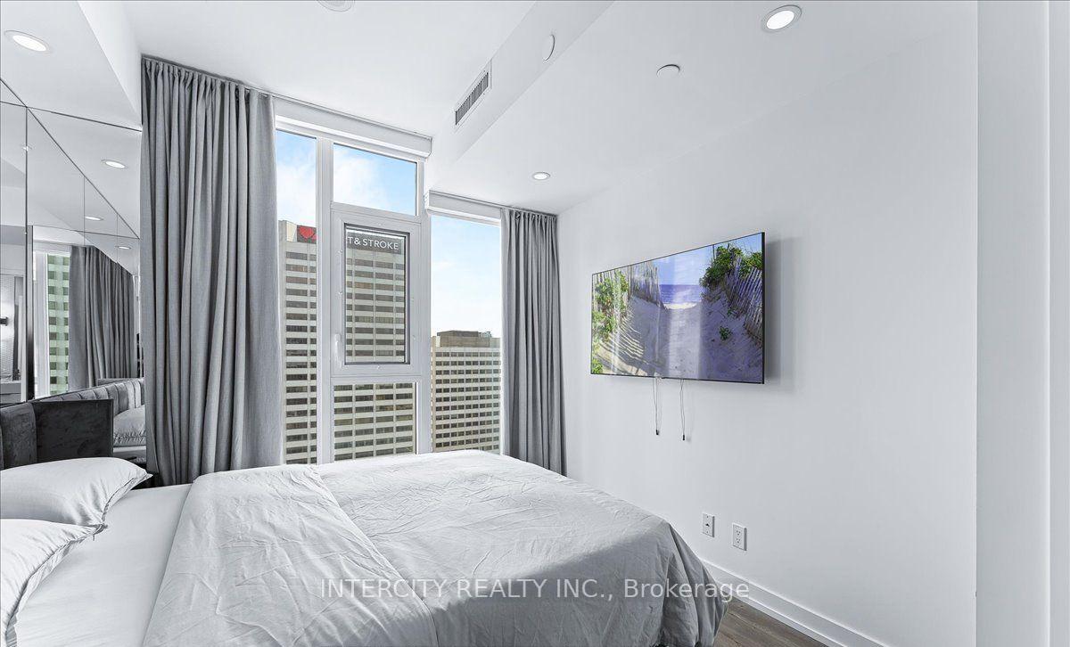3 Bedrooms Condo at 33 Helendale, Toronto For sale