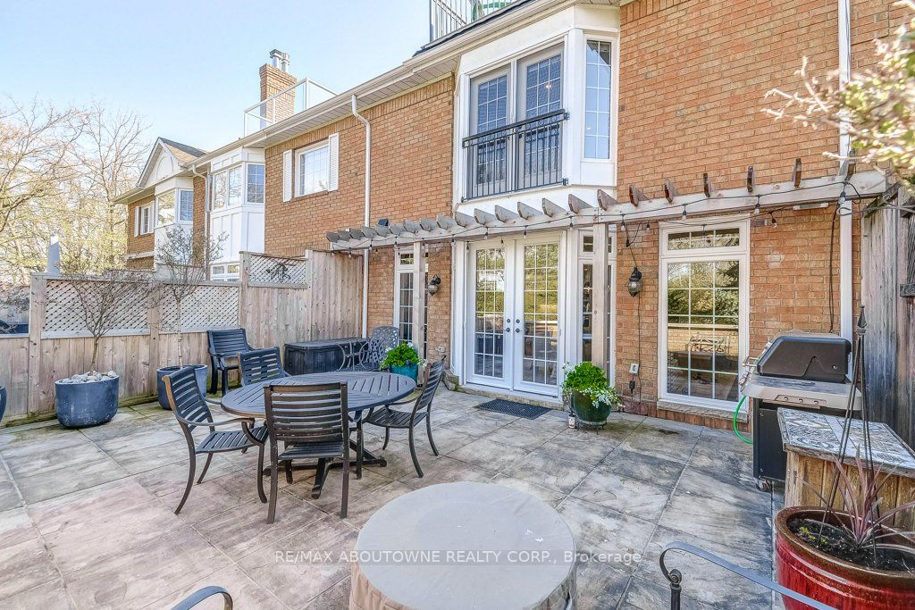 21 Chisholm Street