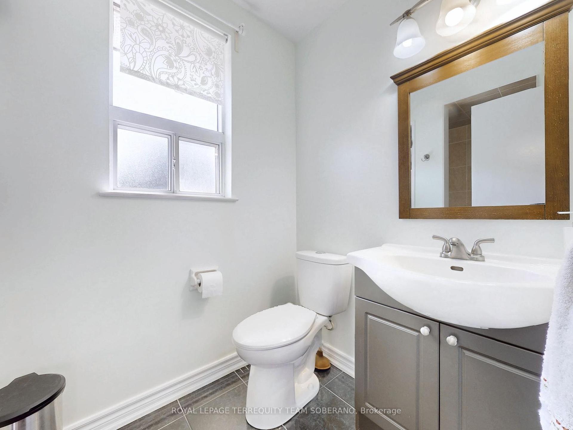 3 Bedrooms Condo at 8 Village Greenway, Toronto For sale