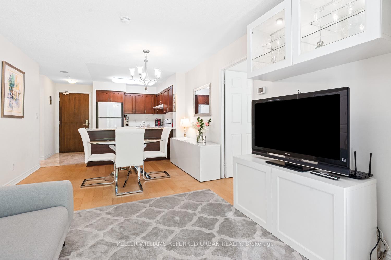 2 Bedrooms Condo at 35 Hollywood, Toronto For sale