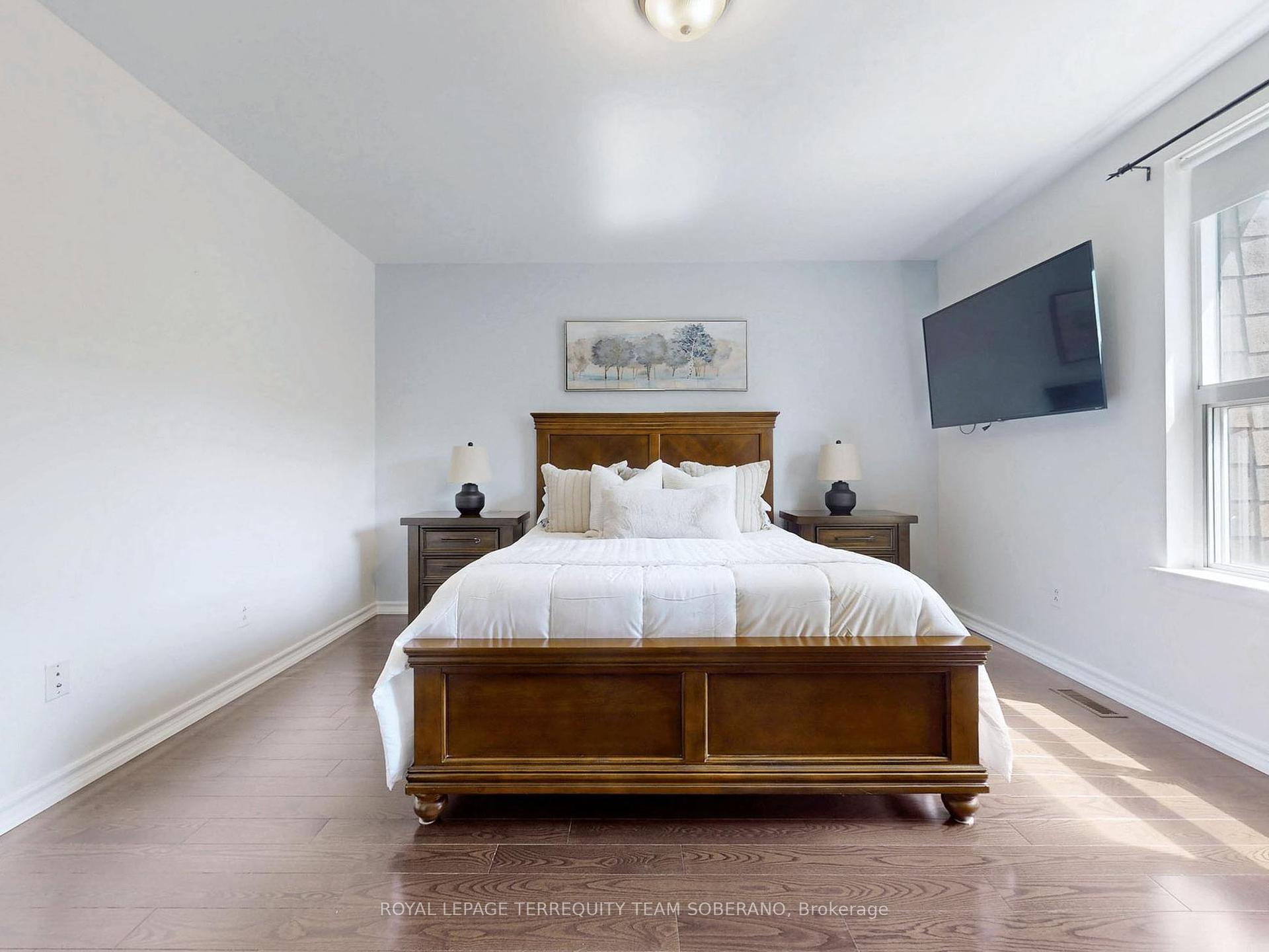 3 Bedrooms Condo at 8 Village Greenway, Toronto For sale