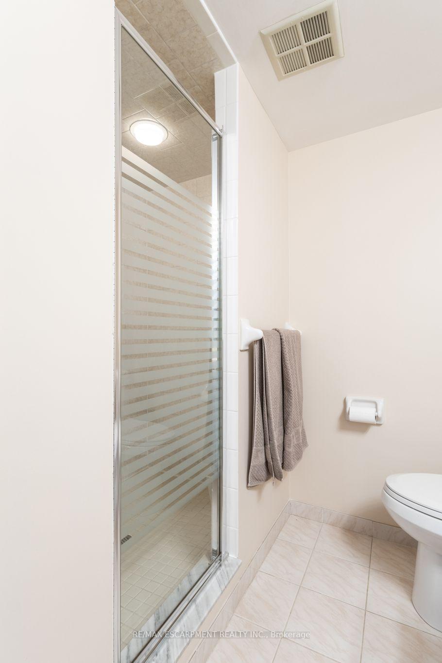 2 Bedrooms Condo at 2199 Sixth,  Oakville For sale