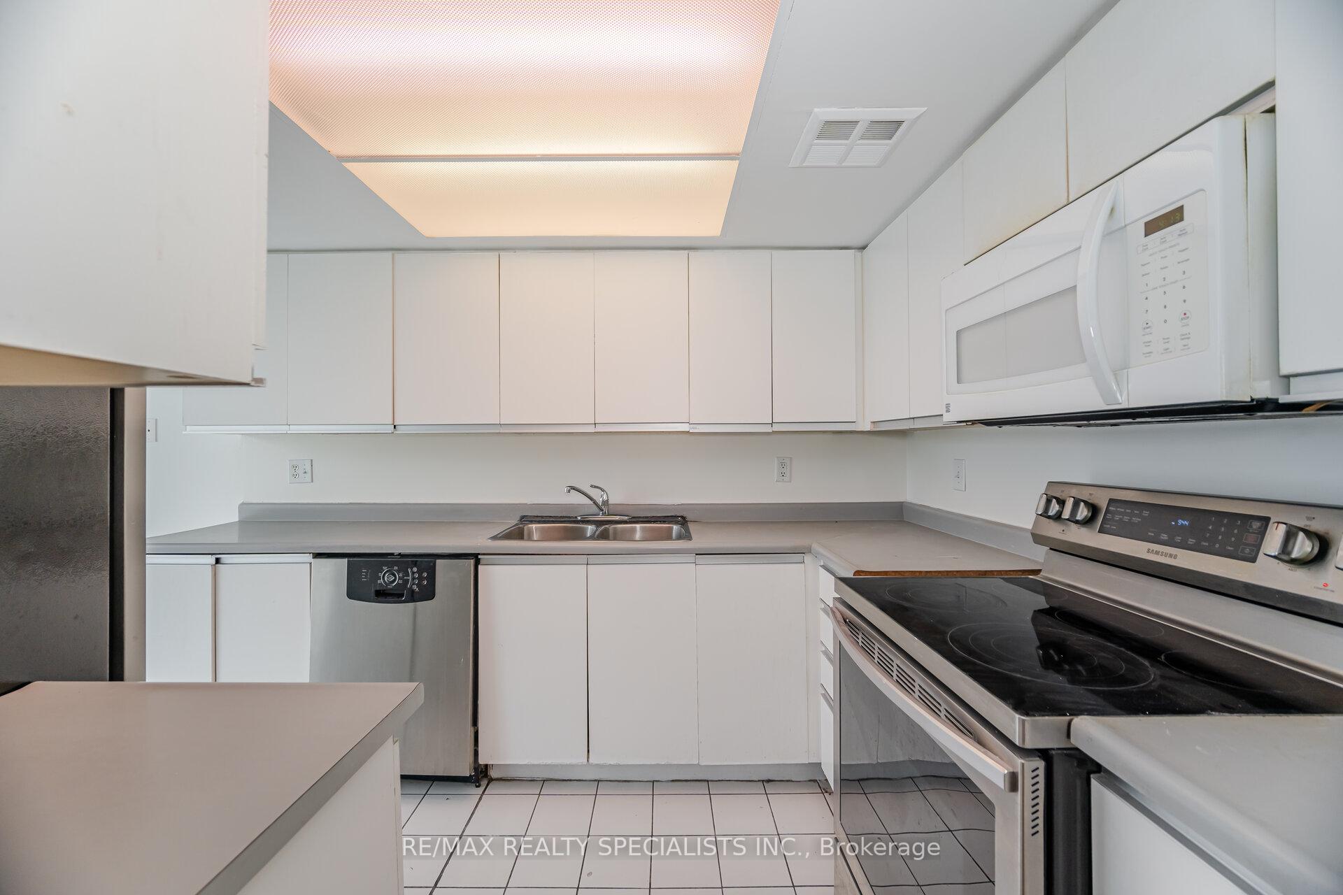 3 Bedrooms Co-op at 350 Webb, Mississauga For sale
