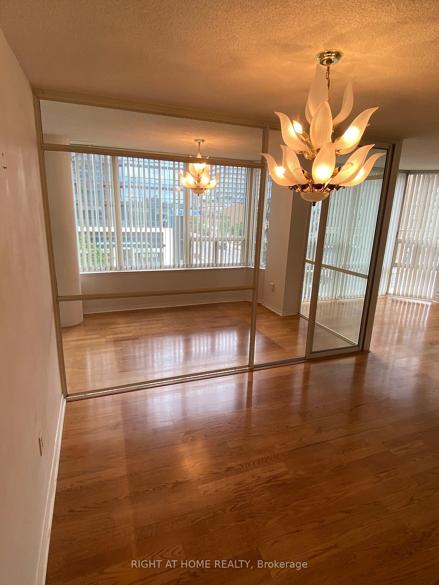 3 Bedrooms Condo at 330 Rathburn, Mississauga For sale