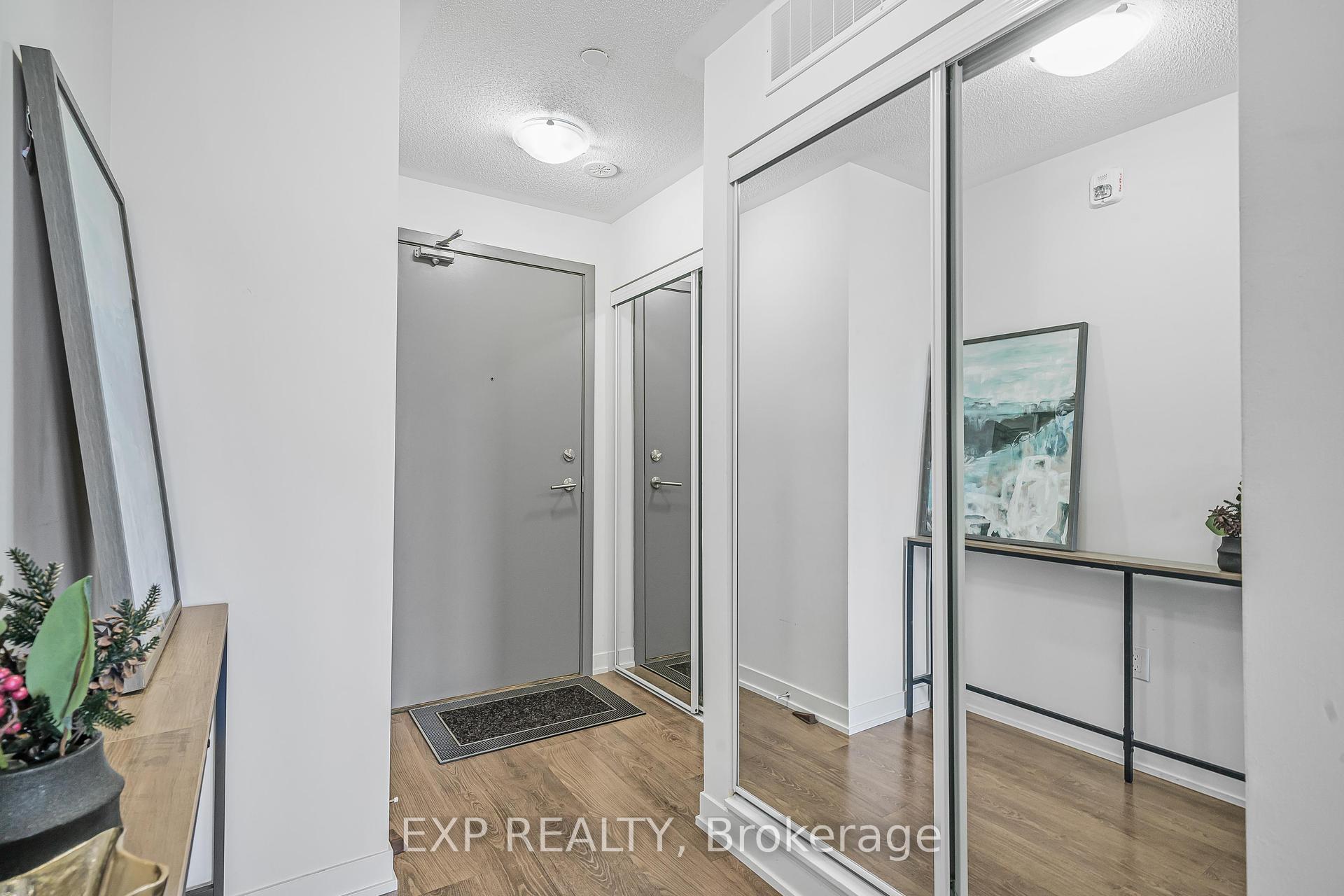 2 Bedrooms Condo at 20 Orchid Place, Toronto For sale