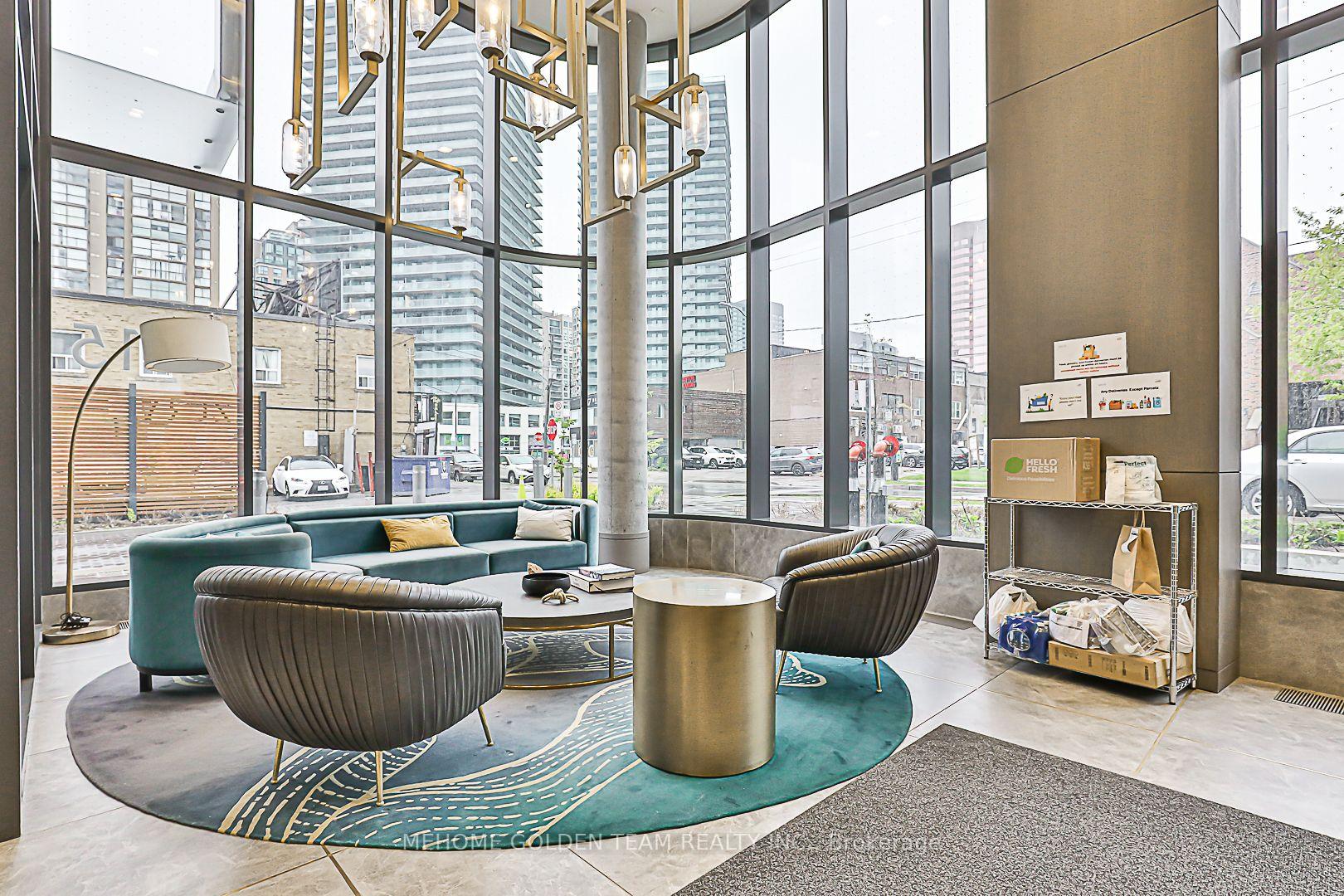 3 Bedrooms Condo at 15 Holmes, Toronto For sale
