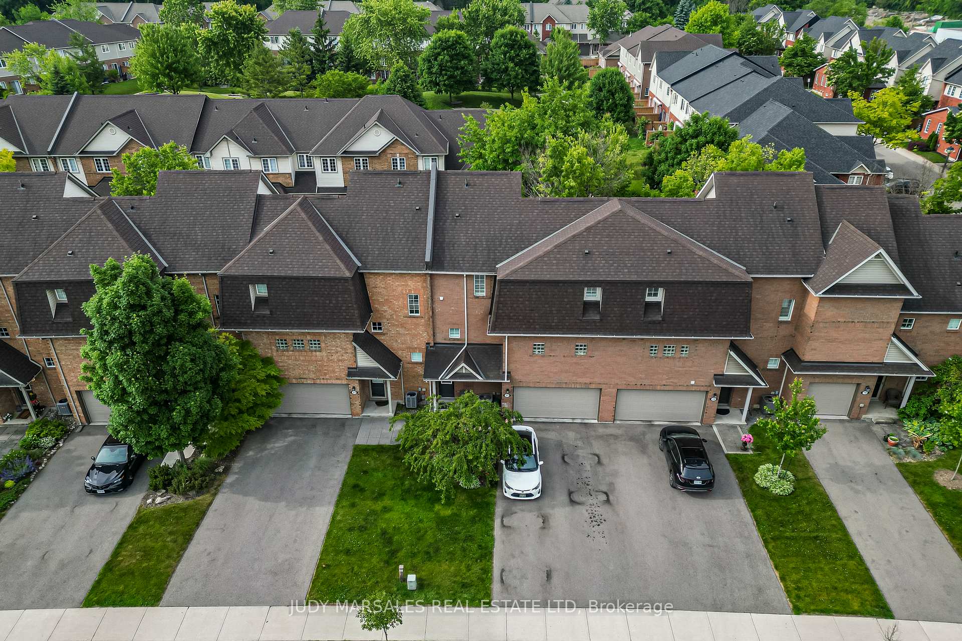3 Bedrooms Condo at 100 Beddoe, Hamilton For sale