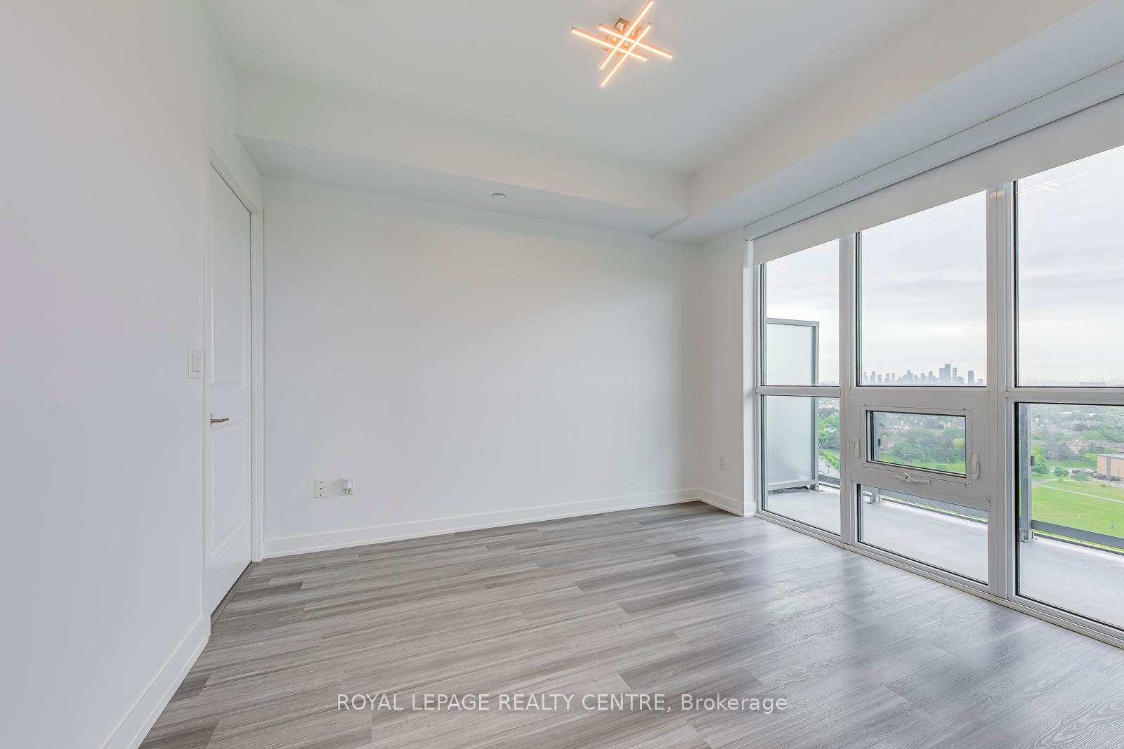 2 Bedrooms Condo at 4633 Glen Erin, Mississauga For sale
