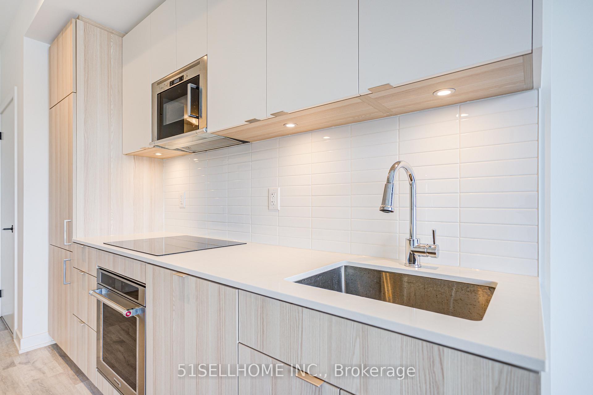 2 Bedrooms Condo at 215 Lakeshore,  Mississauga For sale