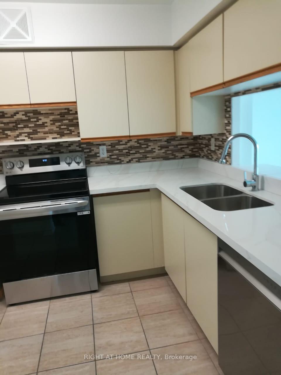 3 Bedrooms Condo at 4 Park Vista, Toronto For sale