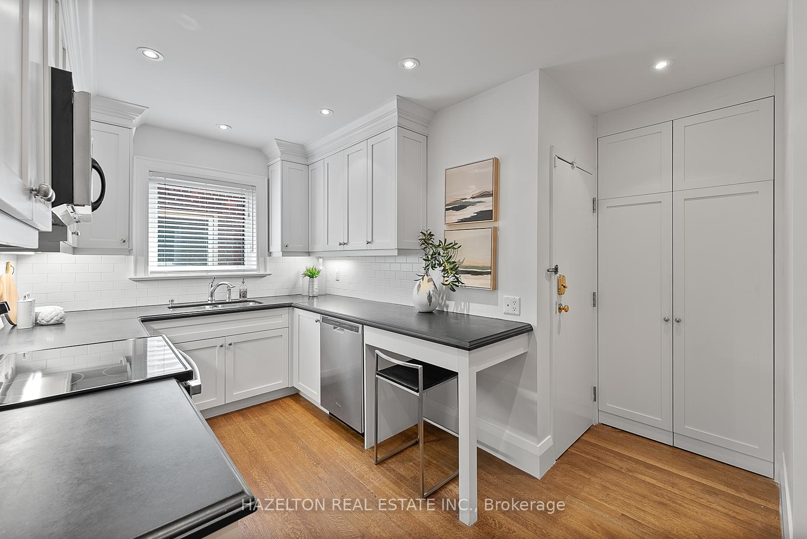 3 Bedrooms Condo at 9 Clarendon, Toronto For sale