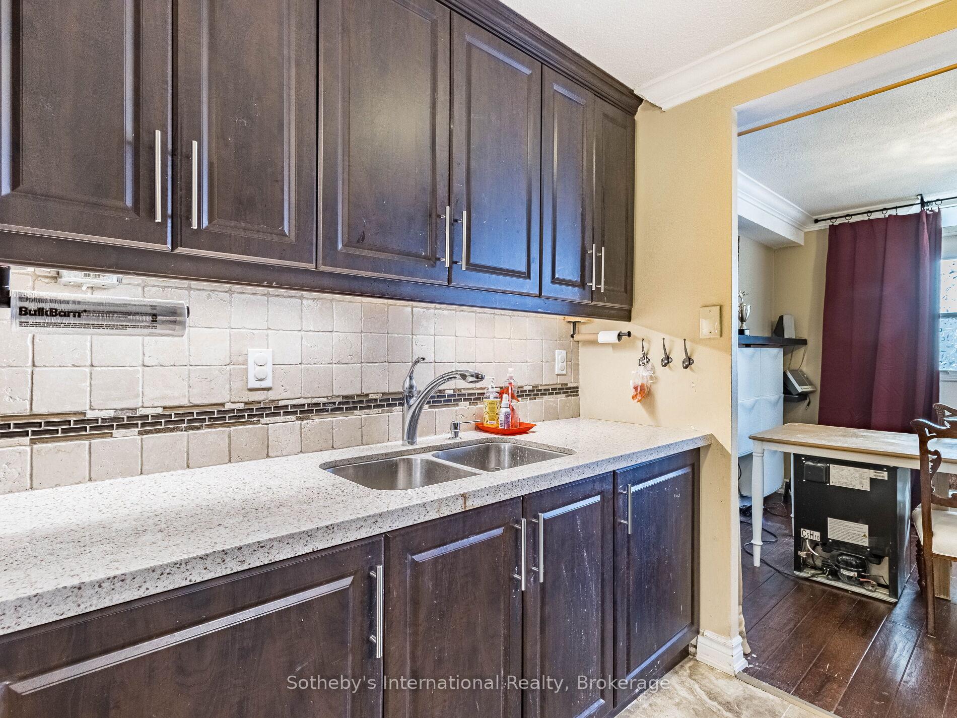 3 Bedrooms Condo at 3120 Kirwin,  Mississauga For sale