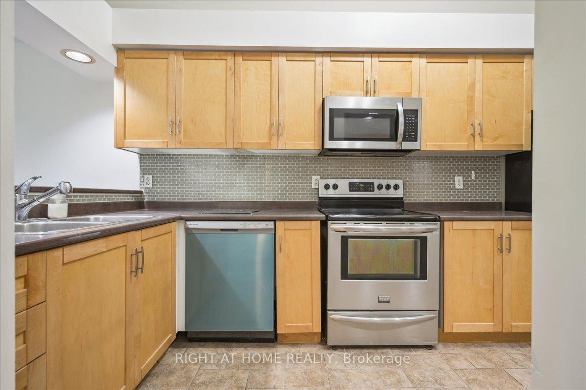3 Bedrooms Condo at 65 Bristol, Mississauga For sale