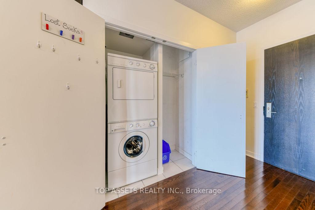 3 Bedrooms Condo at 770 Bay, Toronto For sale