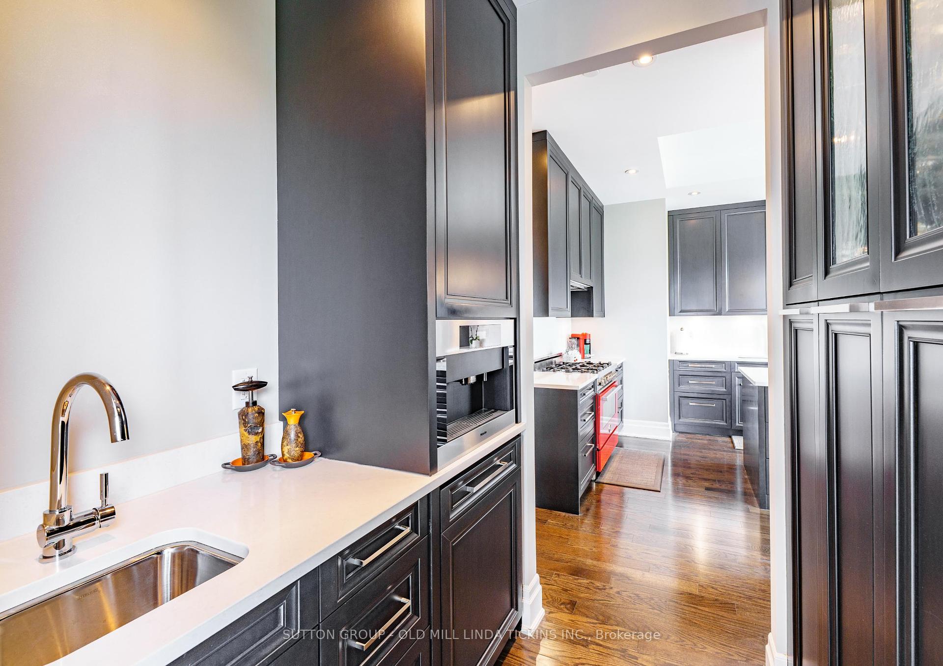 2 Bedrooms Condo at 30 Old Mill, Toronto For sale