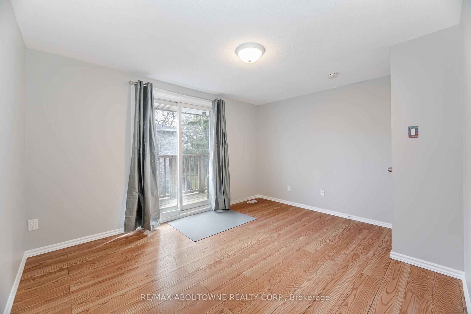 3 Bedrooms Condo at 961 Francis,  Burlington For sale