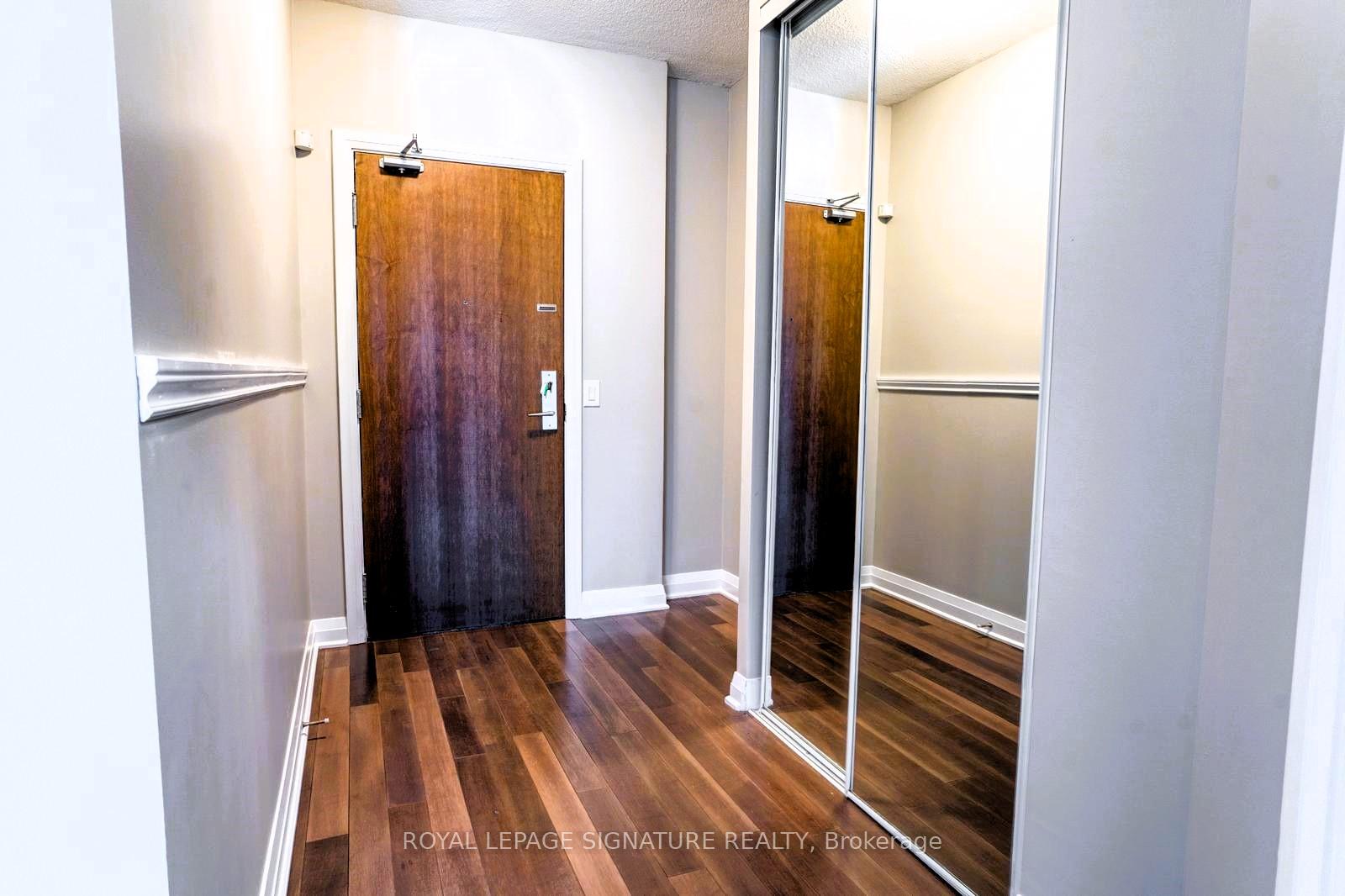 3 Bedrooms Condo at 1055 Southdown, Mississauga For sale