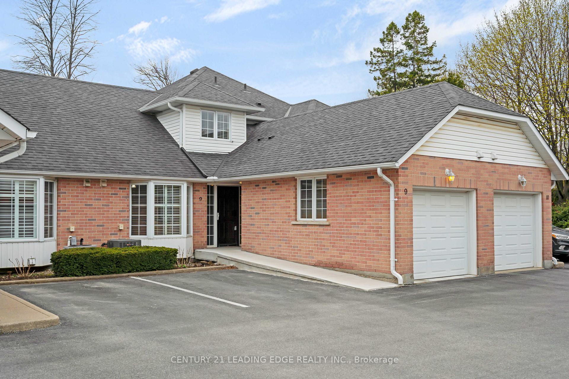 3 Bedrooms Condo at 2435 Woodward,  Burlington For sale
