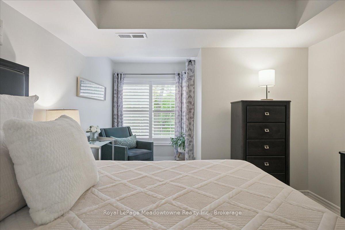 2 Bedrooms Condo at 1450 Bishops, Oakville For sale
