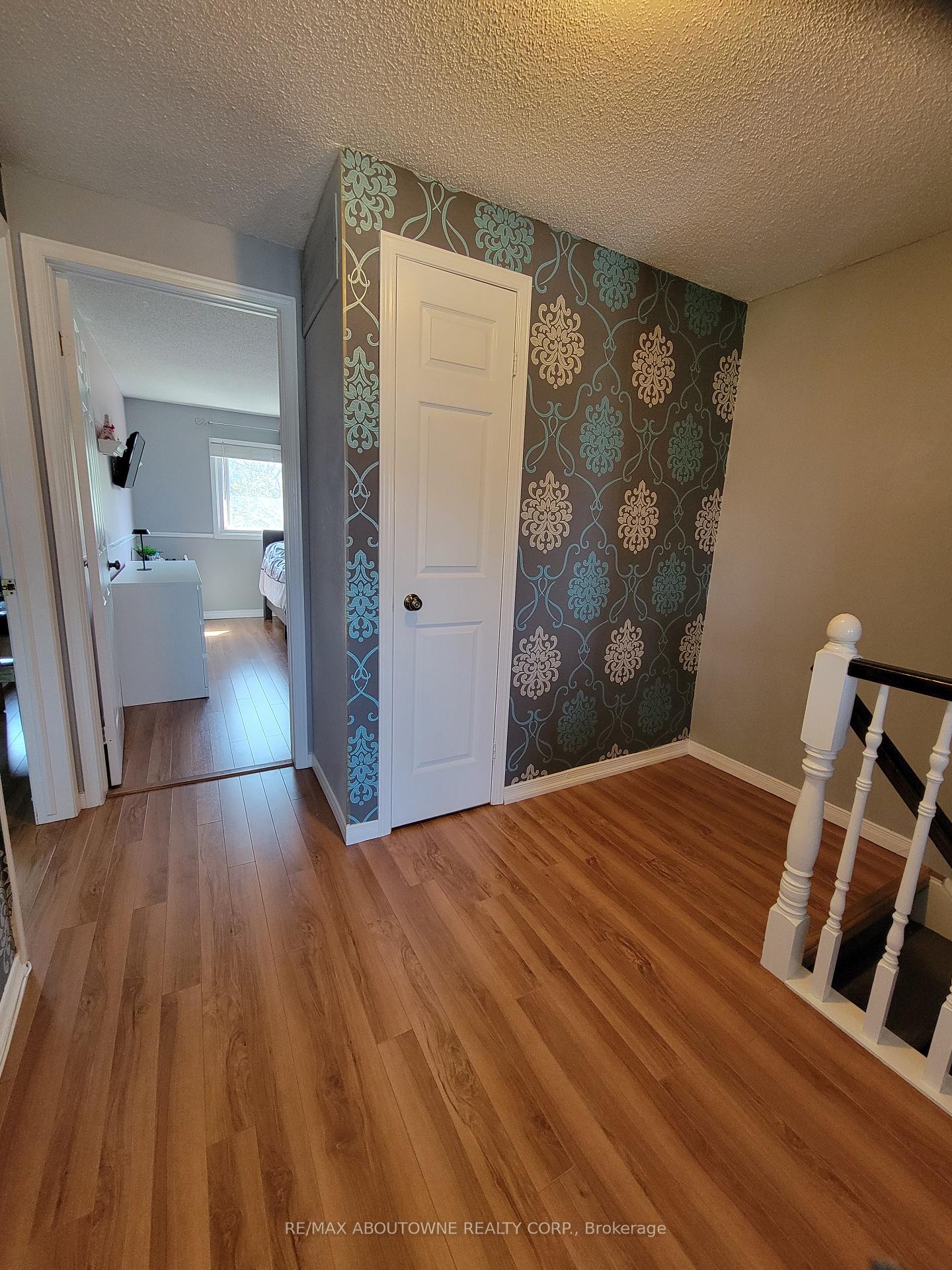 3 Bedrooms Condo at 1 Royalwood, Hamilton For sale