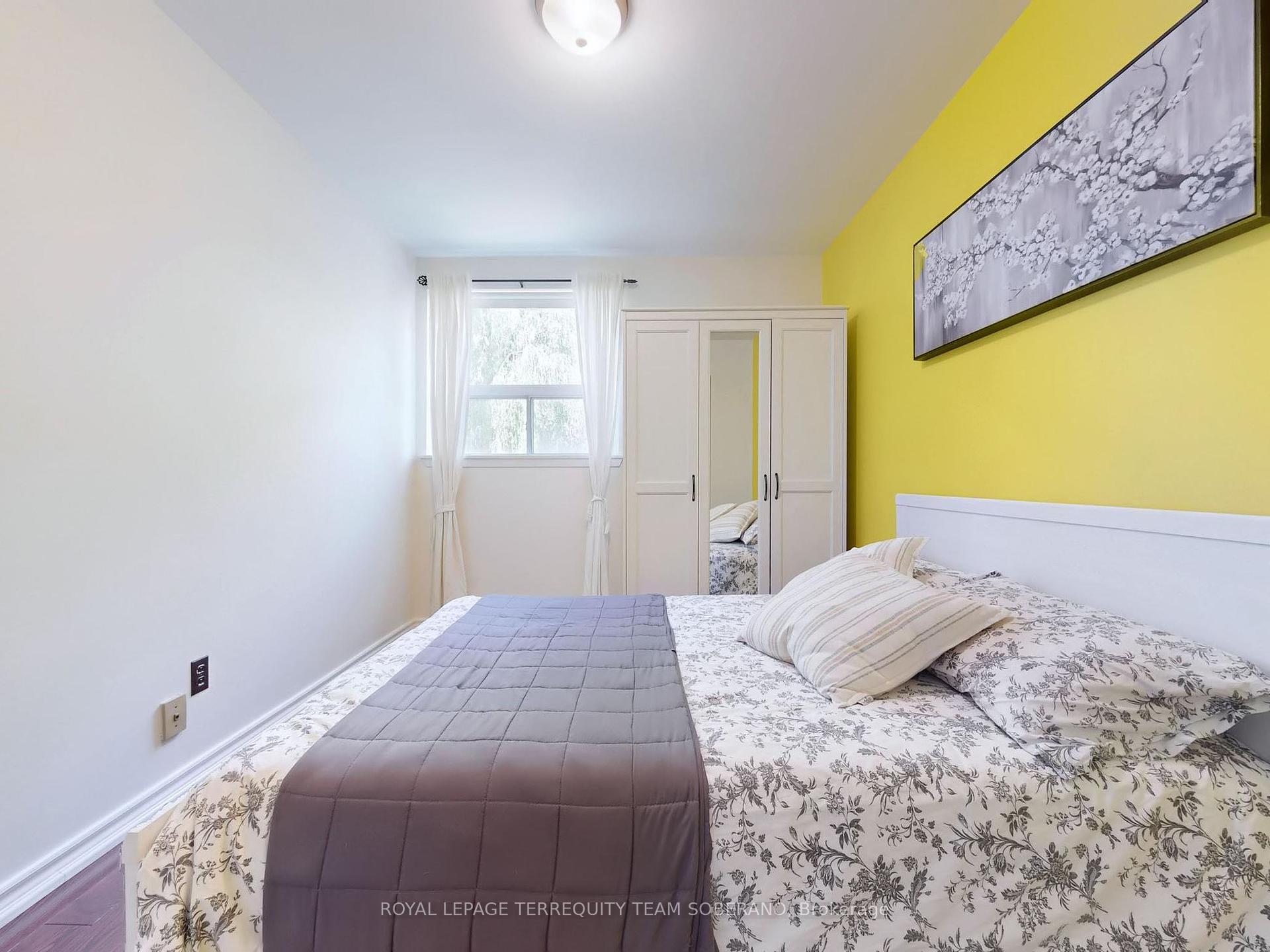 3 Bedrooms Condo at 8 Village Greenway, Toronto For sale