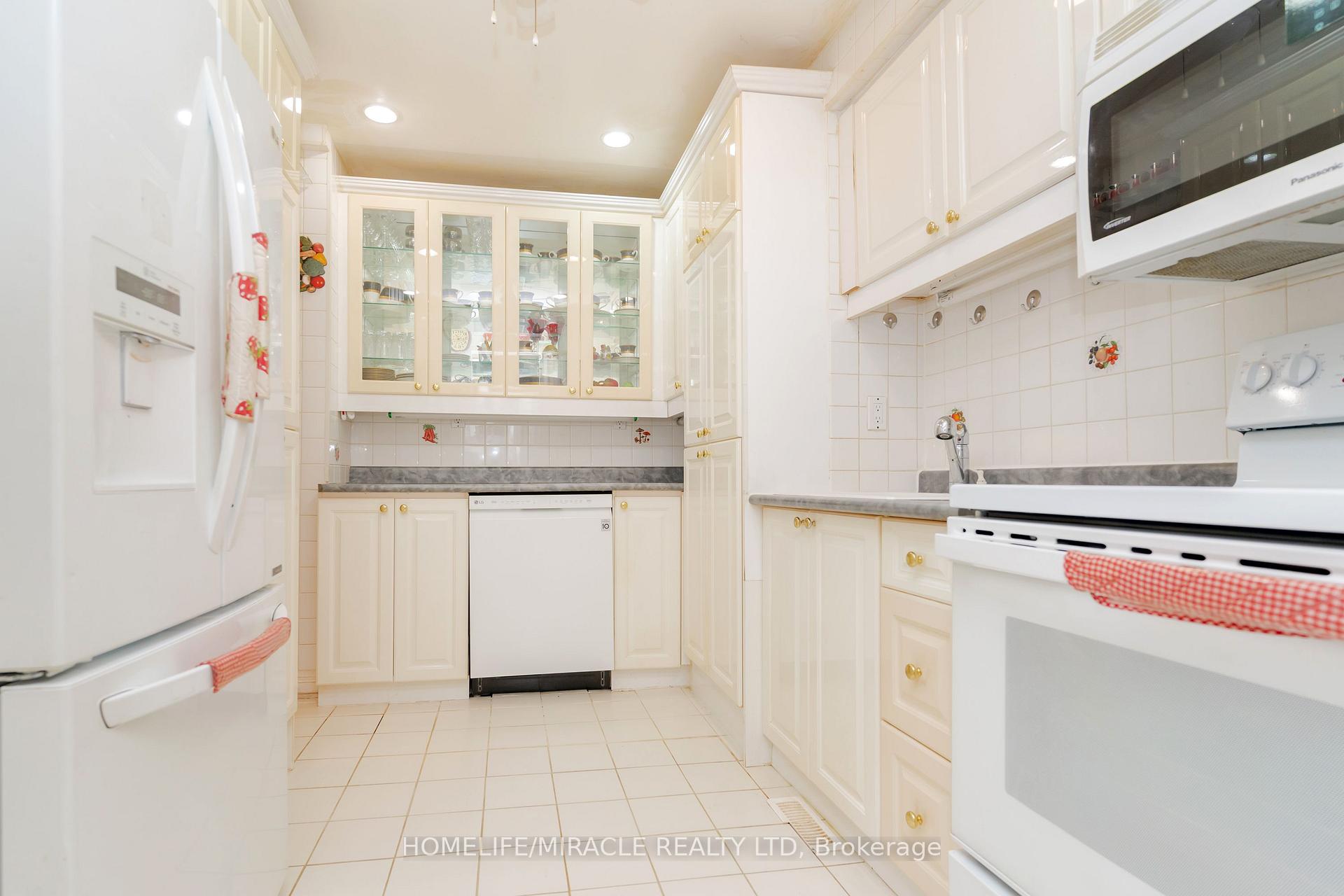 4 Bedrooms Condo at 50 Blackwell, Toronto For sale
