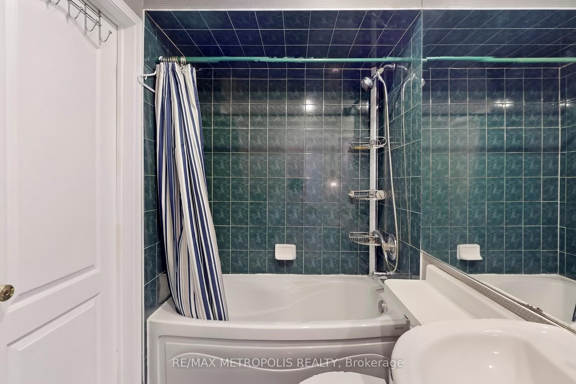 3 Bedrooms Condo at 735 New Westminster, Vaughan For sale