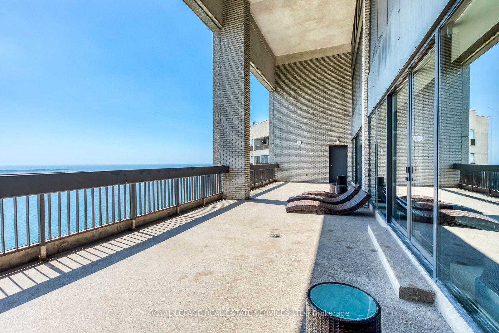2 Bedrooms Condo at 33 Harbour, Toronto For sale