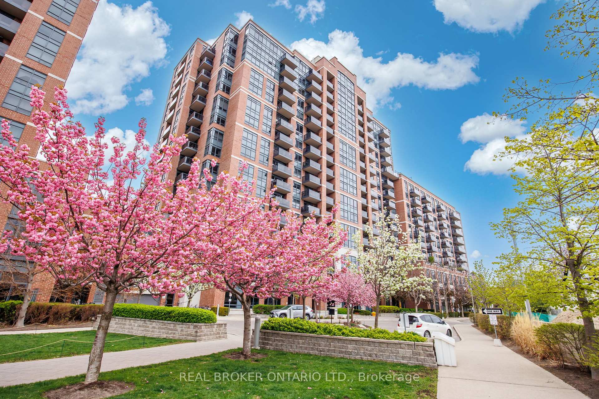 2 Bedrooms Condo at 61 Heintzman, Toronto For sale