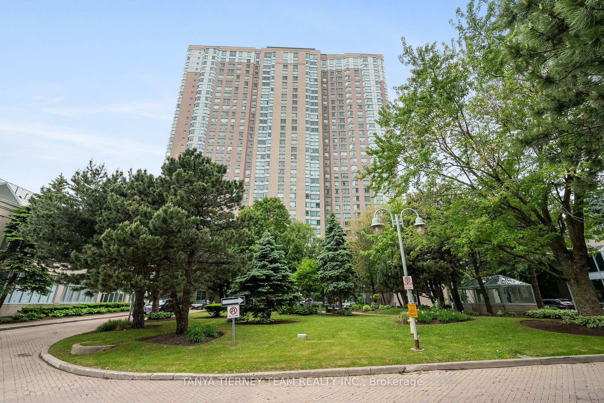 2 Bedrooms Condo at 68 Corporate, Toronto For sale