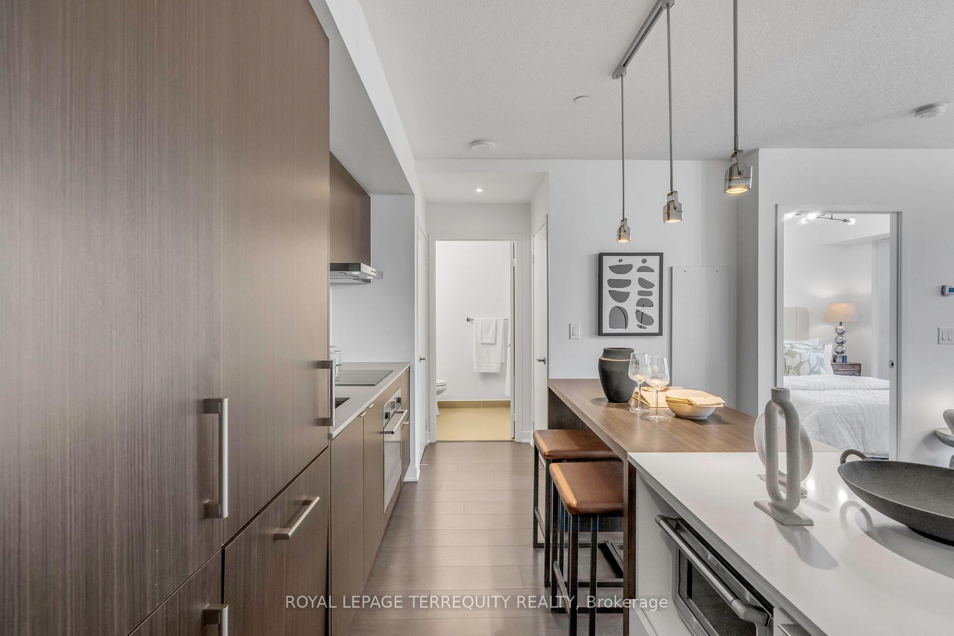 1 Bedroom Condo at 88 Harbour, Toronto For sale