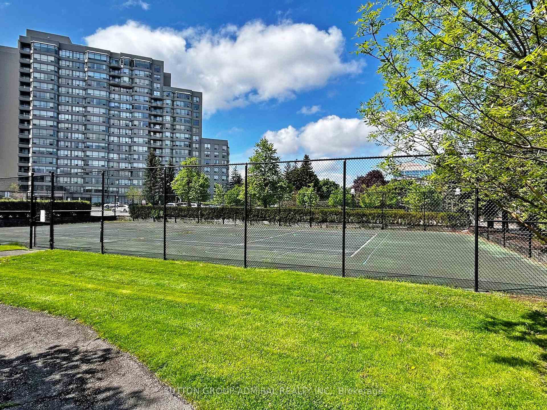 2 Bedrooms Condo at 11 Townsgate,  Vaughan For sale