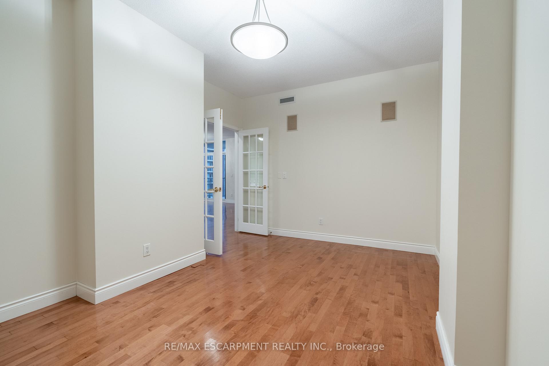 2 Bedrooms Condo at 399 Elizabeth, Burlington For sale