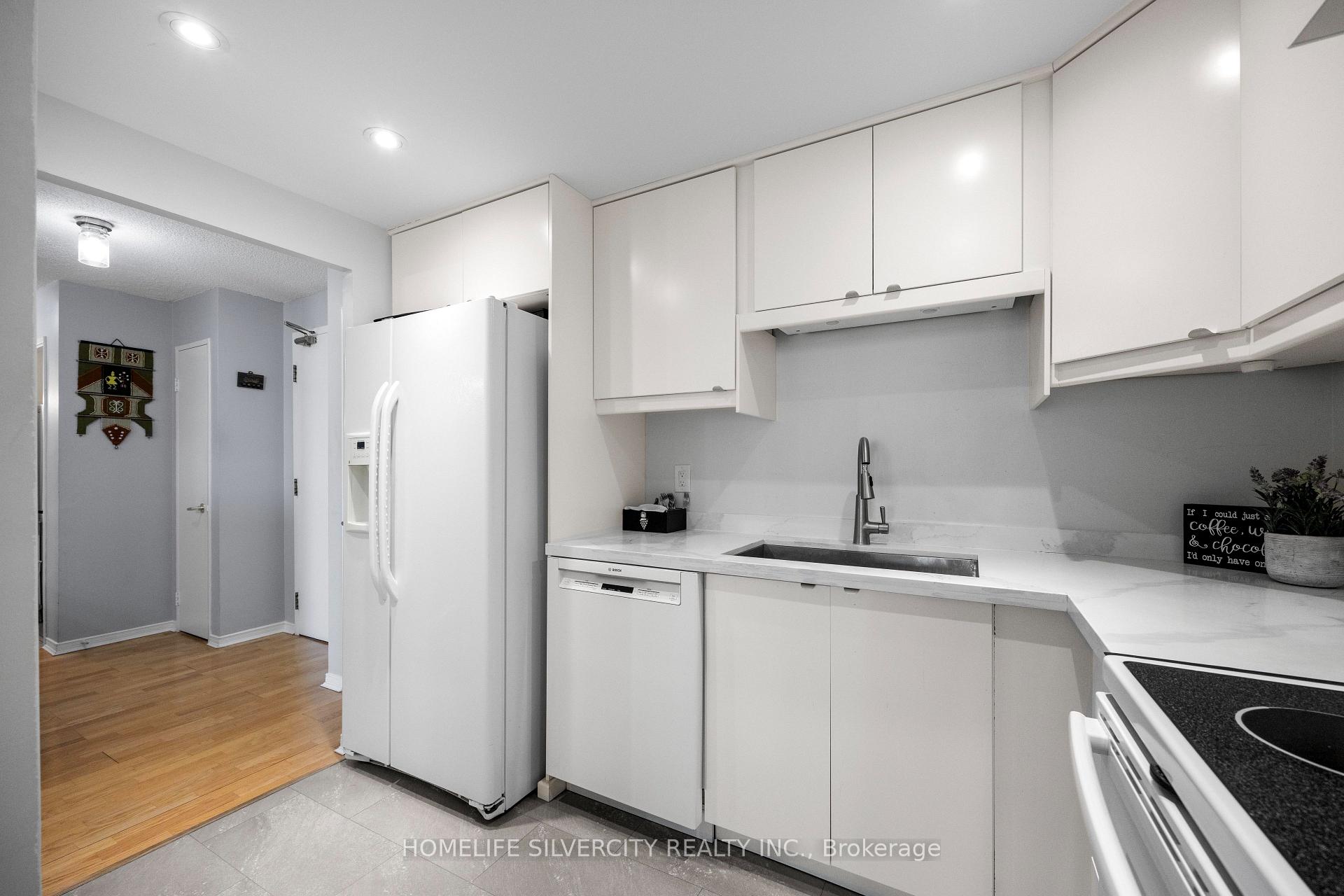 3 Bedrooms Condo at 145 Hillcrest, Mississauga For sale