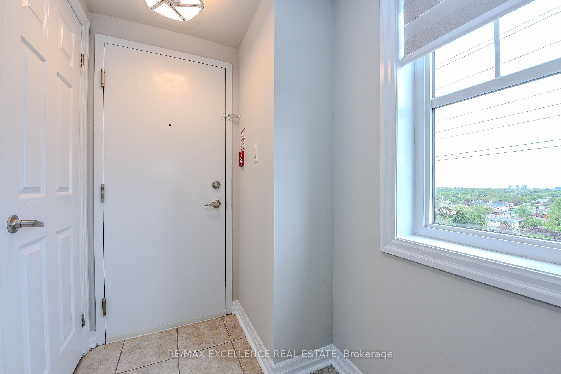 3 Bedrooms Condo at 599 Dundas, Mississauga For sale